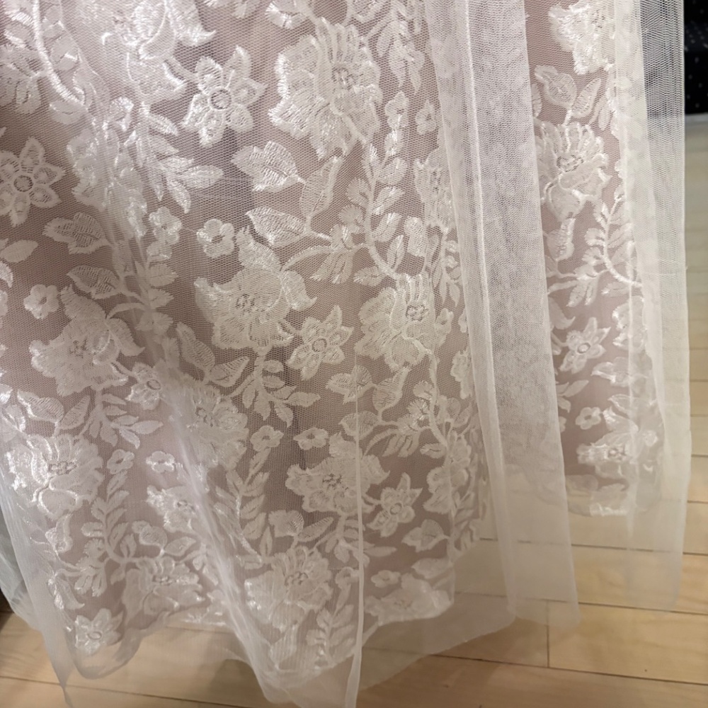 Stunning wedding gown, NWT. - Picture 3 of 7